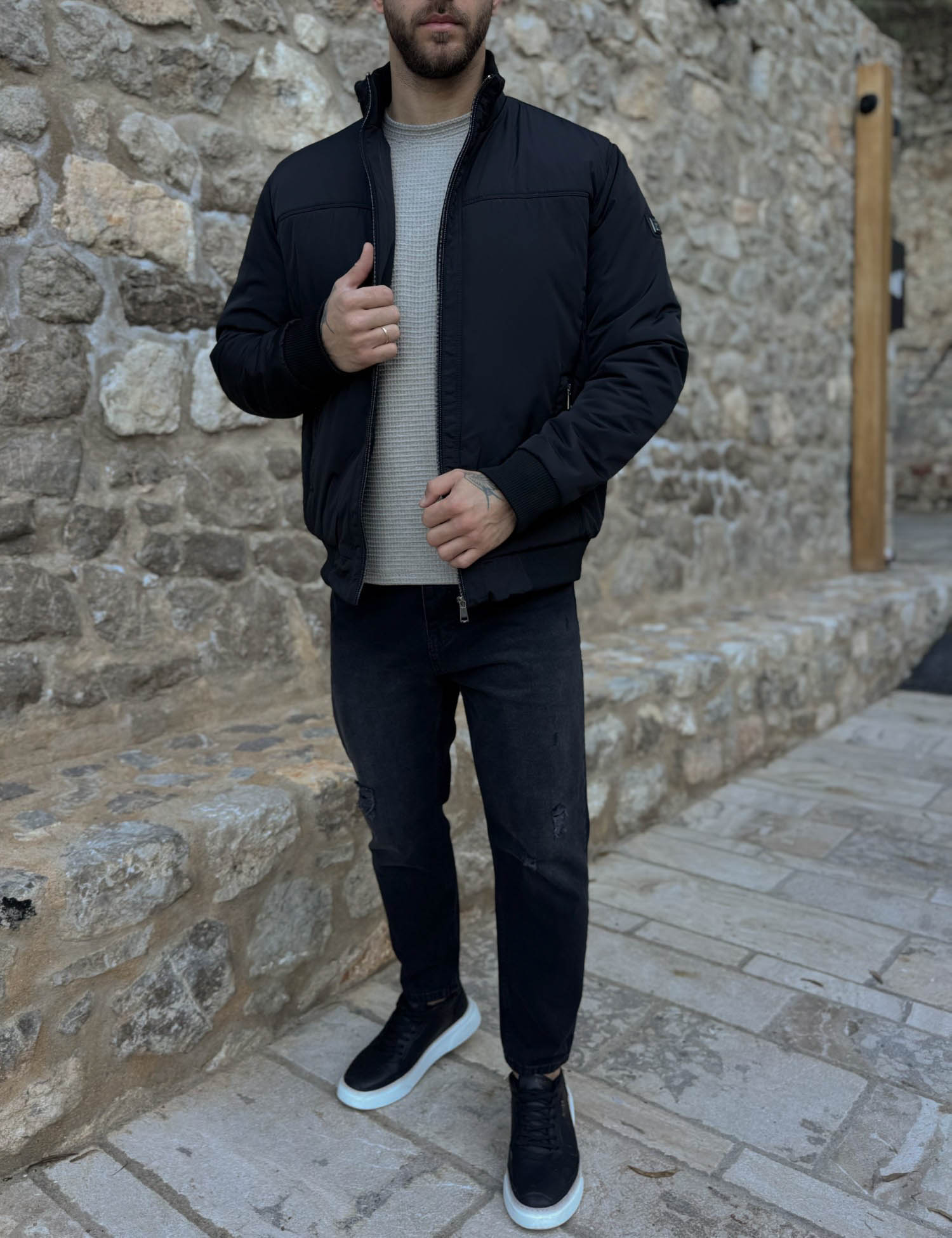 Ανδρικό μαύρο μπουφάν με γιακά και λάστιχο HM264044M φωτογραφία